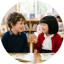 子どもたちが楽しそうに英語を学んでいる