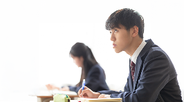 中学生が英語の文法を学んでいる