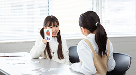 小学生が英語の単語を学んでいる