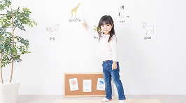 幼稚園児が英語の音を学んでいる
