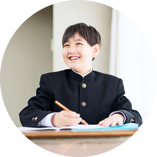 中学生が英語の勉強をしている