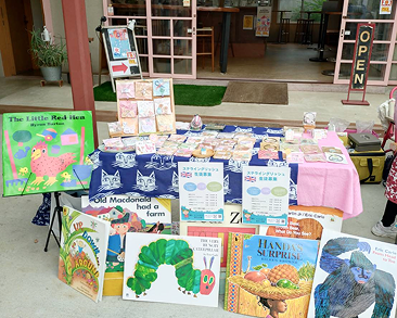 教室内にある英語の絵本や、三島市のイベントでの展示コーナー